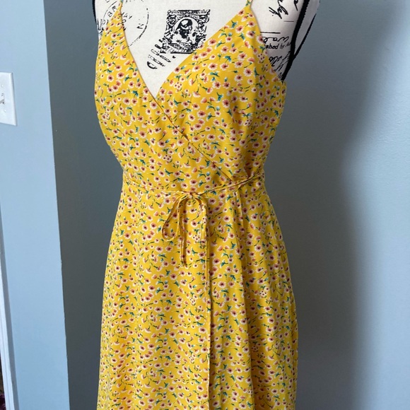 Dresses & Skirts - Spring flower 🌸 Wrap dress
